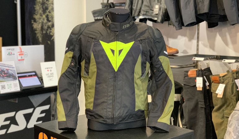 SUPER SPRINT D-DRY JACKETとは？3シーズン対応防水ジャケットの魅力